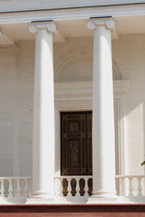 Facade of the temple. / Railing and facade columns.