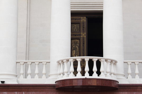 Facade of the temple. / Railing and facade columns.