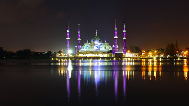 Timelapse of Beautiful and modern mosque at night with lovely light changing colours
