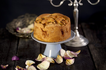 Kuchen auf einem dunklem Holztisch mit deko