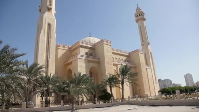 Al Fateh Grand Mosque in Manama, Bahrain Tilt Down 02