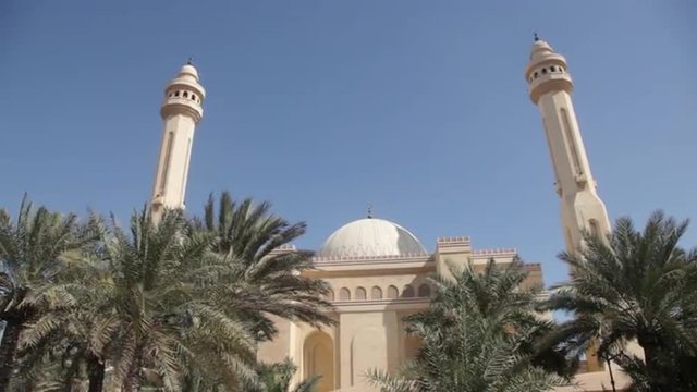 Al Fateh Grand Mosque in Manama, Bahrain Tilt Up 