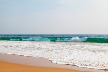 Wellen im Indischen Ozean an der Küste der tropischen Insel Sri Lanka