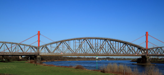 Eisenbahnbrücke und Pfeiler der Autobahnbrücke bei Dusiburg Be