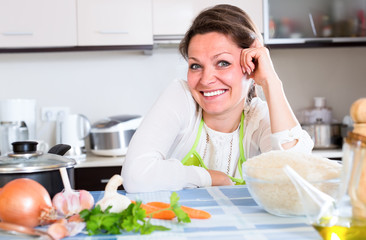 Obraz na płótnie Canvas Portrait of smiling woman in kitchen