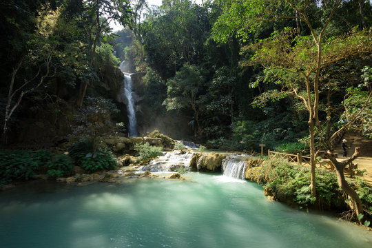 cascade et rivière turquoise, Laos