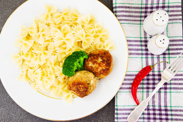 Cutlets with Pasta and Broccoli