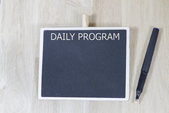 g&uuml;nl&uuml;k rapor ve program listesi iş yaşamı ticari konsept, yazı tahtası kalem ve daktilo, kelime