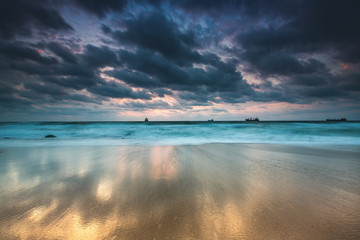 Fototapeta na wymiar Dramatic sunset on the ocean beach