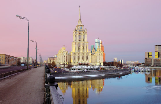 Москва. Высотное здание на берегу Москва-реки ранним утром.