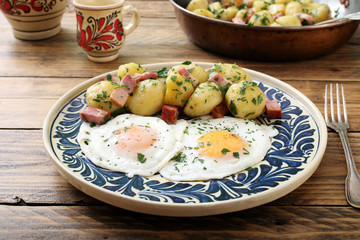  uova fritte con patate  sfondo rustico
