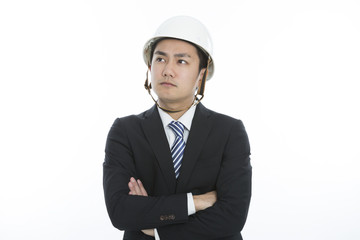 ビジネスマン　ヘルメット　腕組み　考える　カメラ目線　白バック