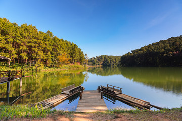 Obraz premium Bamboo rafts in the lake