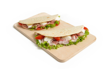 Piadine con prosciutto, mozzarella e verdure