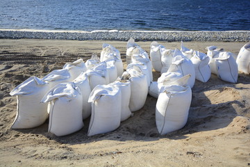 Sandsäcke für Uferschutzbaumassnahmen