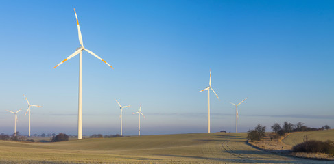 wiatraki na polu © Mike Mareen