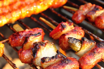 Grillen auf einem Holzkohlegrill 09