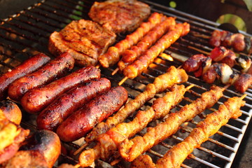 Grillen auf einem Holzkohlegrill 04
