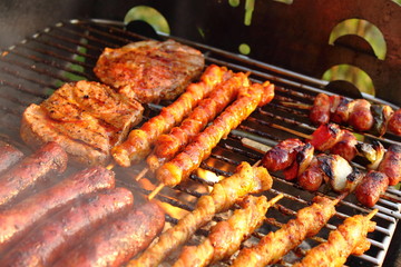 Grillen auf einem Holzkohlegrill 02