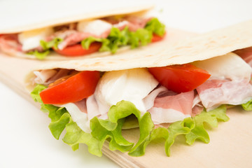 Piadine con prosciutto, mozzarella e verdure