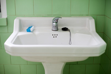 Lavabo antiguo en cuarto de baño verde