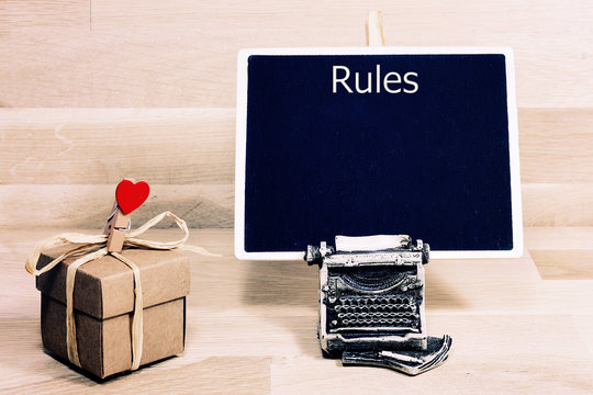 kurallar, insan yaşam stili, başarı i&ccedil;in şirket prosed&uuml;r&uuml; uyma doğru ve yanlış iş disiplini, ahşap masa iş konsepti