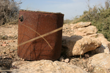 lata de pintura oxidada