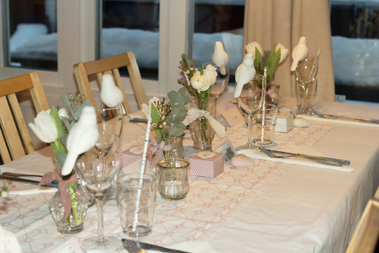 A table decoration with straws, glasses and birds