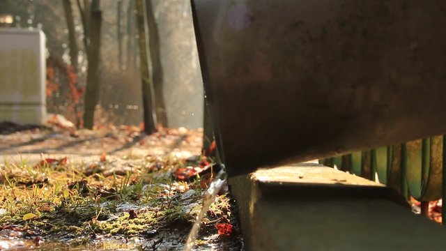 Wasser l&auml;uft aus der Regenrinne
