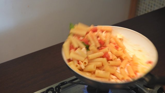 Saltare la pasta, maccheroni
