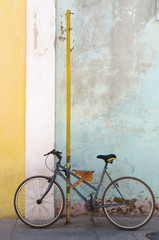 Fototapeta na wymiar Fahrrad vor alter verwitterter Hauswand