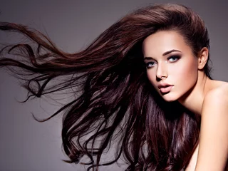 Selbstklebende Fototapete Friseur Porträt der schönen jungen Frau mit langen braunen Haaren