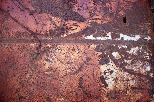 metal oxidado y roto, con distintos tonos de color
