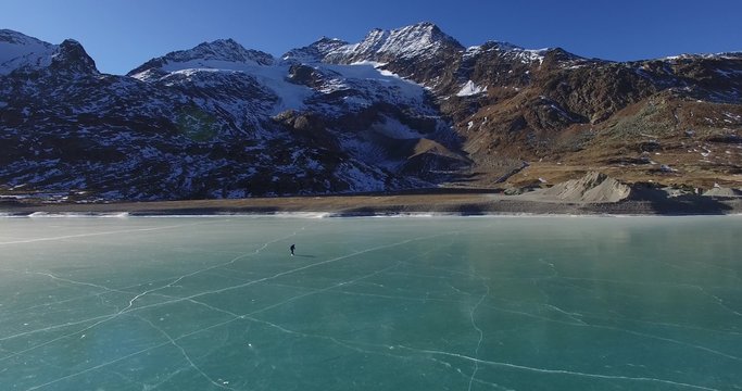 Pattinatore su lago ghiacciato - Ripresa aerea  drone 4k