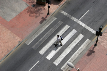 paso de peatones con una persona