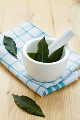 Lorbeerblätter im Mörser 