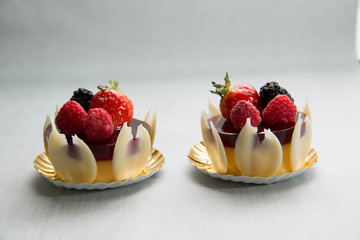  Blueberry cheese cake on top fresh berry