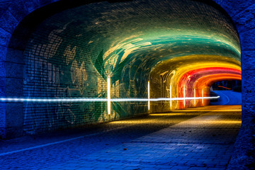 Passage souterrain illuminé de couleurs vives sous le pont Cornelius à Munich