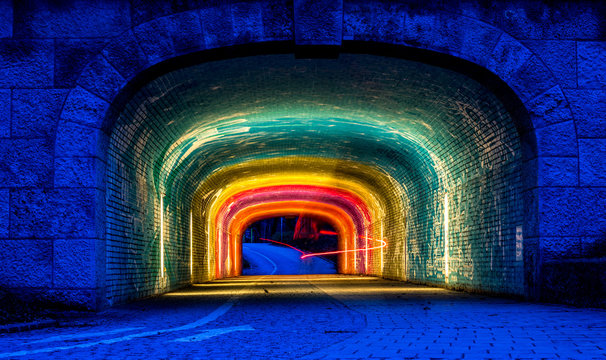 Farbenfroh beleuchtete Unterführung unter der Corneliusbrücke in München