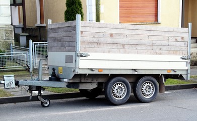 PKW-Anhänger mit zwei Achsen und Holzbau - 102682042