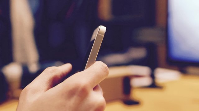 ragazzo digita su smartphone
