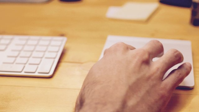 ragazzo usa il computer in ufficio