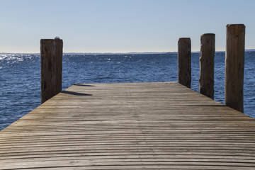 Naklejka premium wooden pier on lake