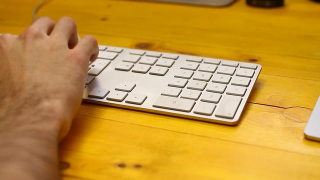 ragazzo usa il computer in ufficio