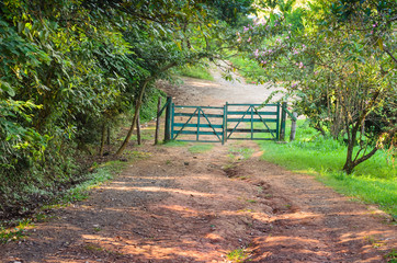 trilha com uma porteira de madeira em um parque de São Paulo