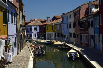 Obraz na płótnie Canvas Pequeño canal de la isla de Burano. Laguna de Venecia. Italia