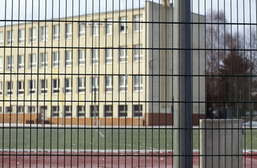 Szkoła jako więzienie - obrazy, fototapety, plakaty
