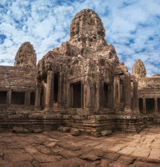 Fototapeta premium SIEM REAP, CAMBODIA. Ancient Khmer architecture. Amazing view of Bayon temple Angkor Thom complex