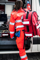 operatore sale in ambulanza con zaino di soccorso