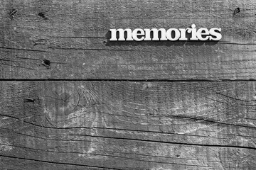 Napis memories na starej desce 